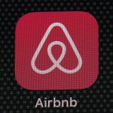 Airbnb s'est dit "surpris et déçu" par la saisie, affirmant avoir engagé des "discussions actives avec les autorités fiscales italiennes depuis juin 2023 pour régler cette affaire" (archives). KEYSTONE/AP/PATRICK SEMANSKY